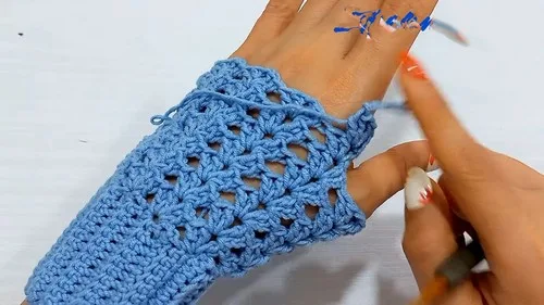 Beginner fingerless gloves with a ribbed cuff and shell body — photo 3