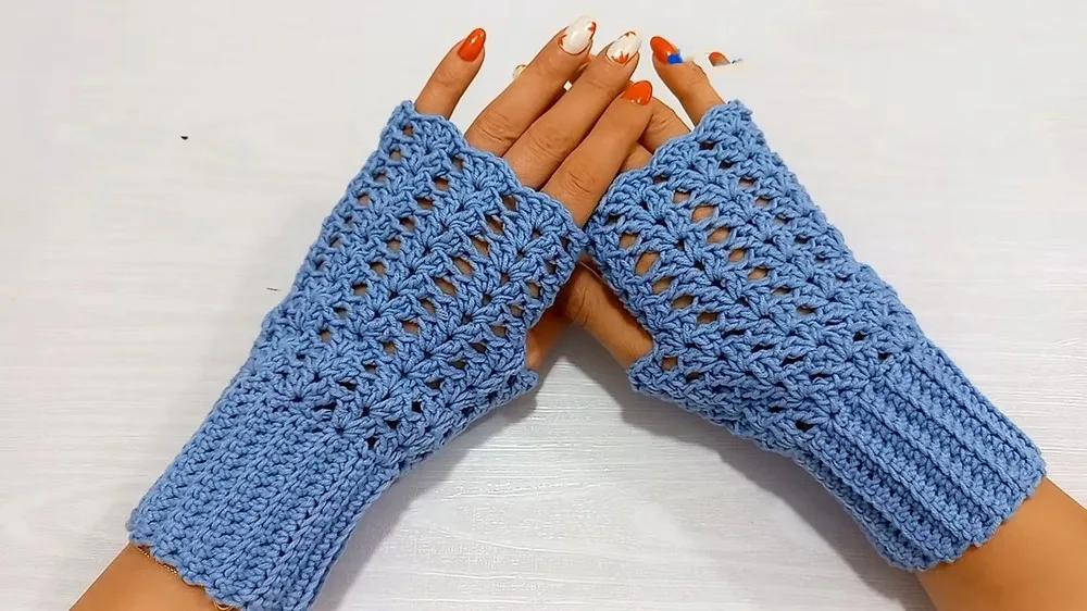 Beginner fingerless gloves with a ribbed cuff and shell body
