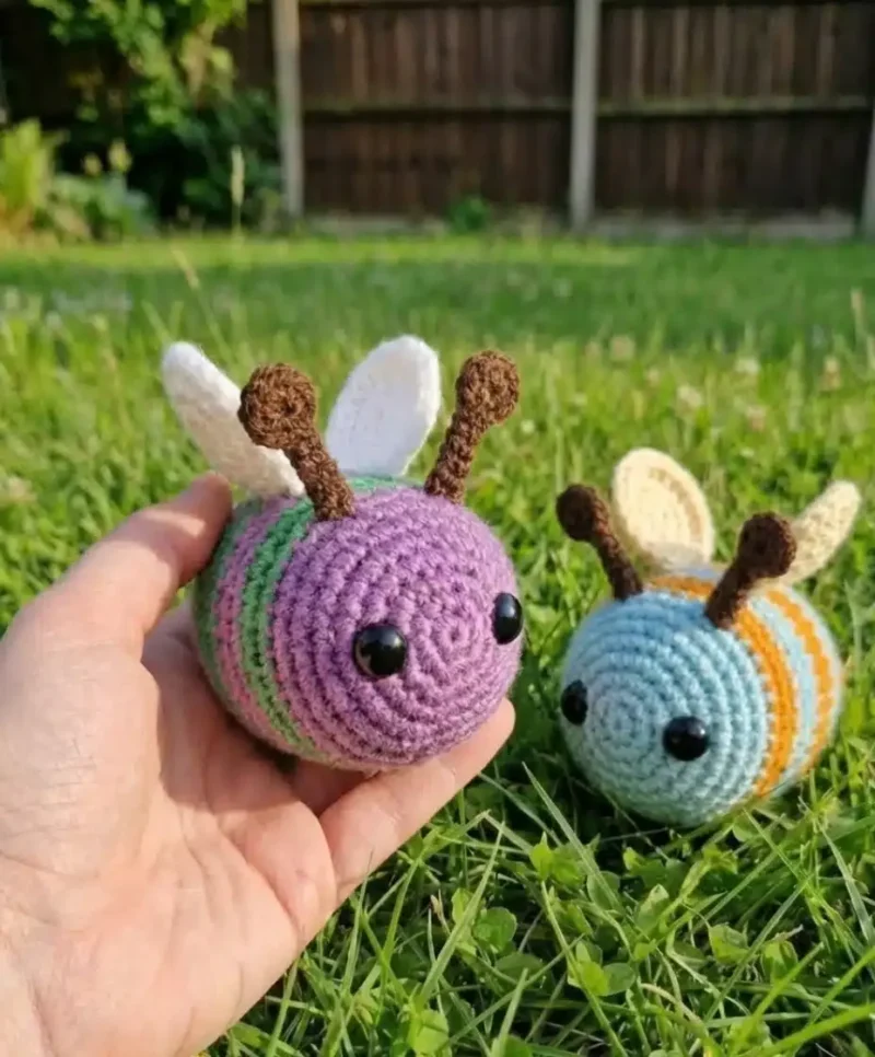 Crochet amigurumi bee pattern with striped body and antennae — photo 2