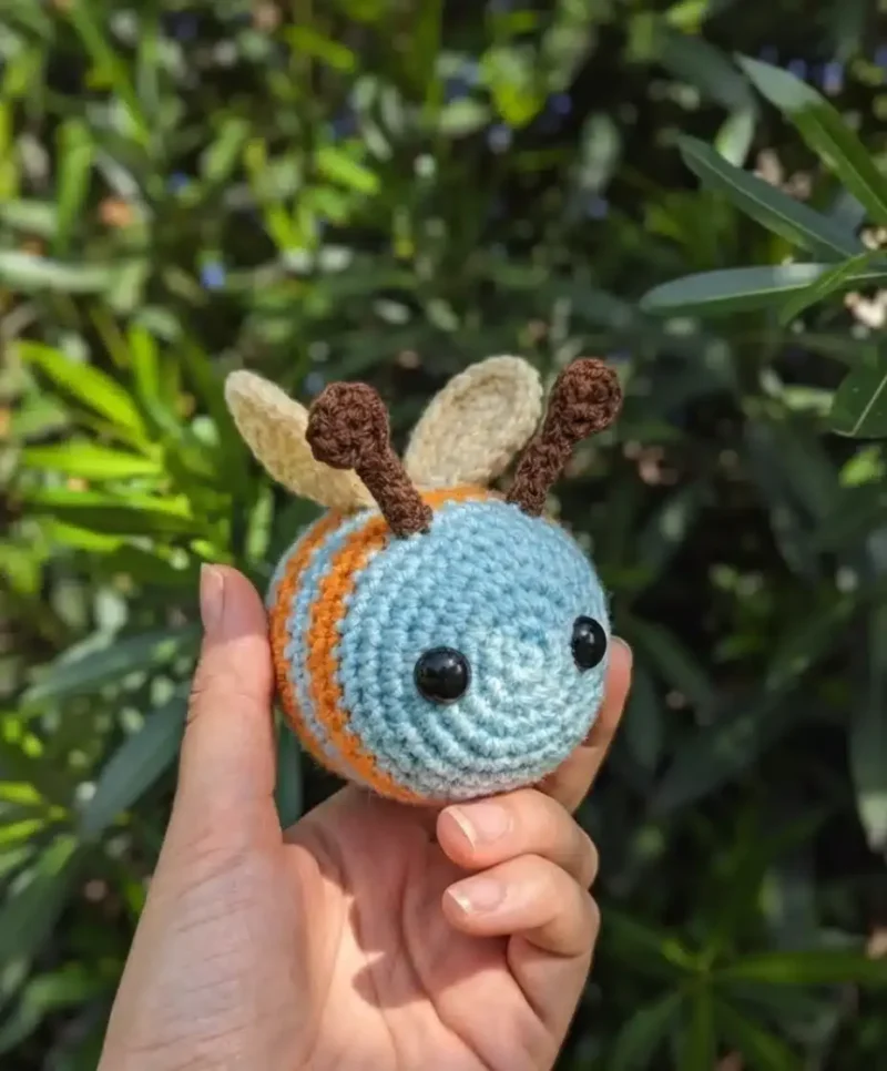 Crochet amigurumi bee pattern with striped body and antennae — photo 3
