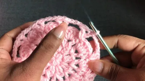 Crochet baby hat pattern with color-block brim — photo 2