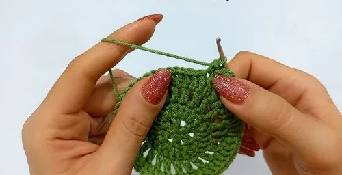 Crochet bucket hat with V-stitch texture and shaped brim — photo 3