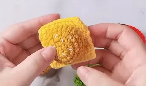 Crochet Hamburger Keychain Pattern: Bun, Base And Cheese — photo 2