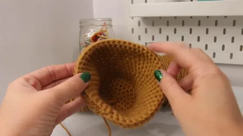 Crochet hanging plant holder with a pearl trim and tassel hanger — photo 3