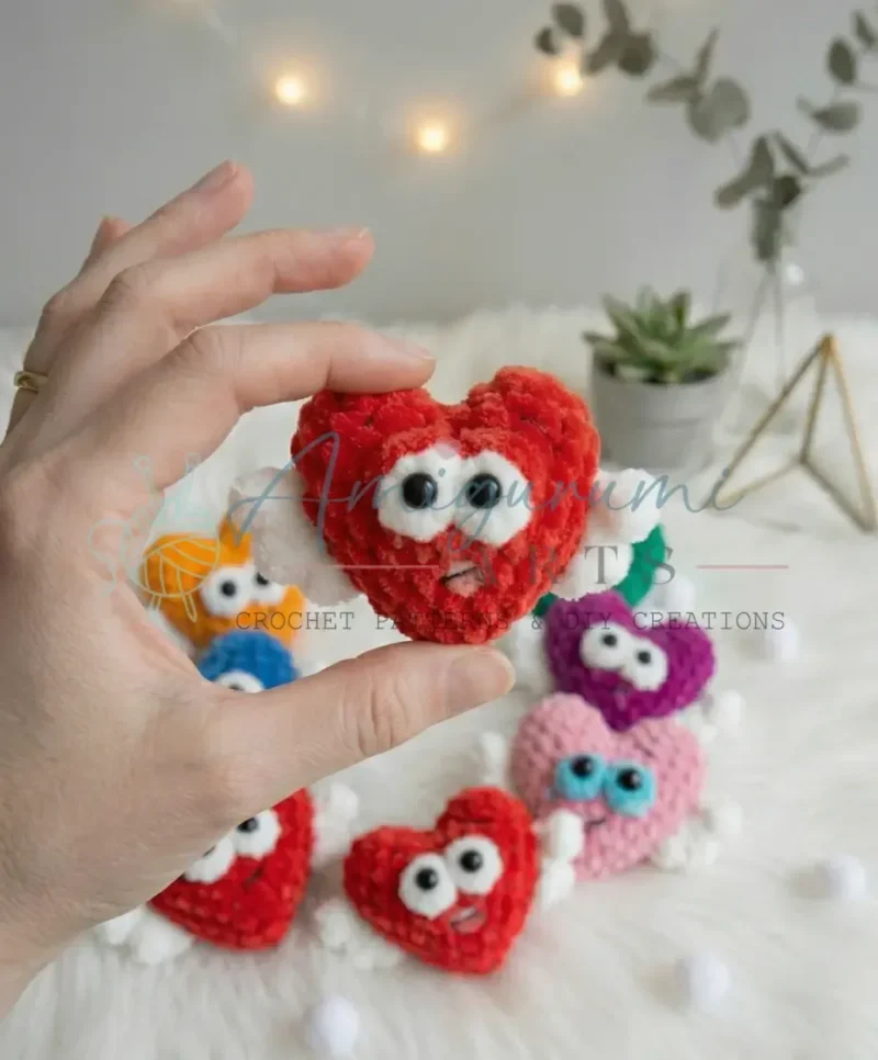 Crochet heart keychain amigurumi pattern for beginners — photo 2