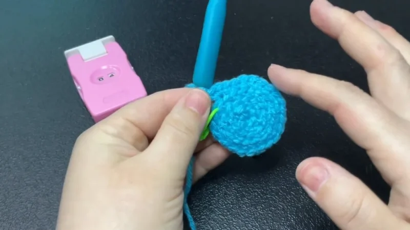 Crochet a mini amigurumi whale with fins and belly panel — photo 3