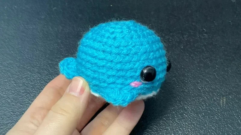 Crochet a mini amigurumi whale with fins and belly panel — photo 2