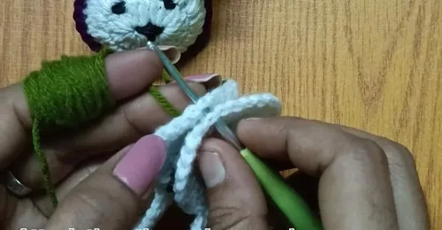 Crochet rabbit hair tie pattern with ears and bow — photo 2