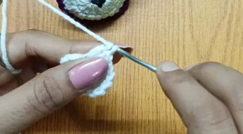 Crochet rabbit hair tie pattern with ears and bow — photo 3