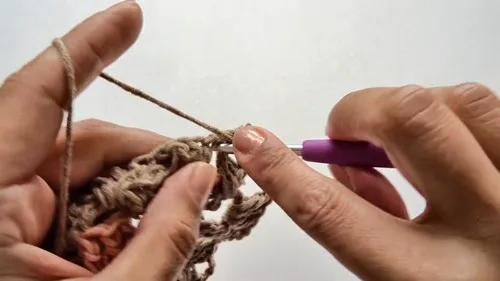 Crochet Table Runner Pattern With Simple Shell Border — photo 3
