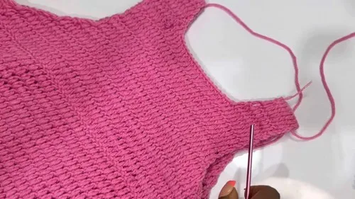 Crochet vest top with puffy trim and armhole shaping — photo 2