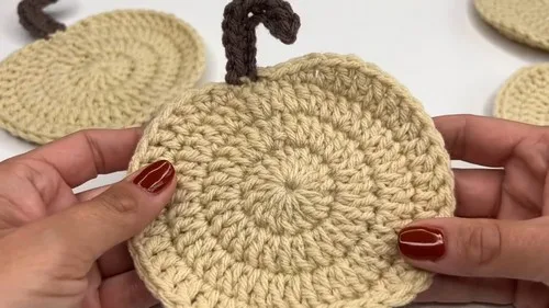 Easy pumpkin coaster crochet pattern in four rounds — photo 3