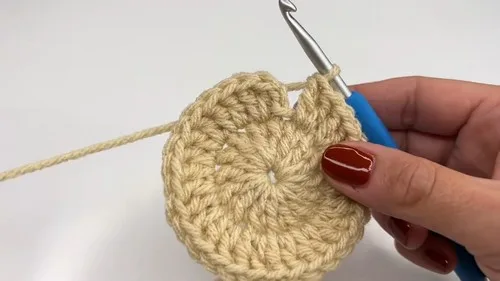 Easy pumpkin coaster crochet pattern in four rounds — photo 4