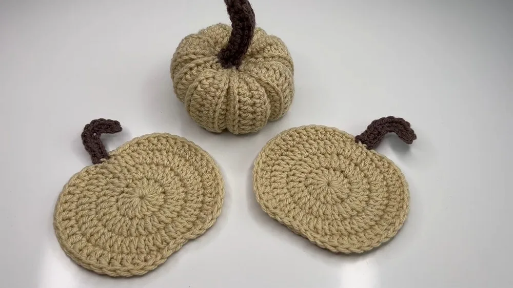 Easy pumpkin coaster crochet pattern in four rounds