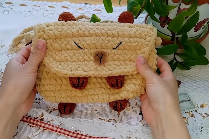 How to crochet a chenille capybara bag — photo 3