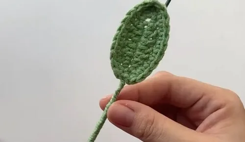 Mini crochet sunflower with layered center and sepals — photo 2