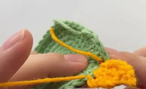 Mini crochet sunflower with layered center and sepals — photo 3