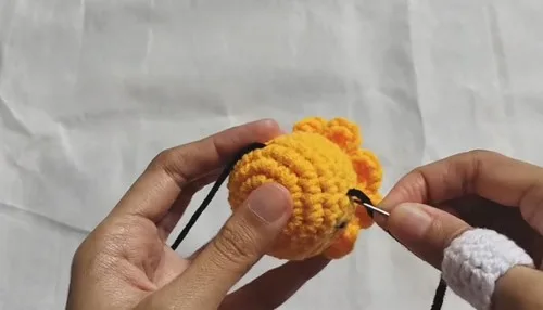 How to crochet a mini octopus keychain with tentacles — photo 2