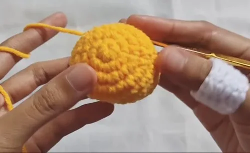 How to crochet a mini octopus keychain with tentacles — photo 3