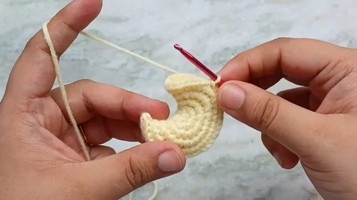 Moon and Saturn amigurumi keychain crochet pattern — photo 3