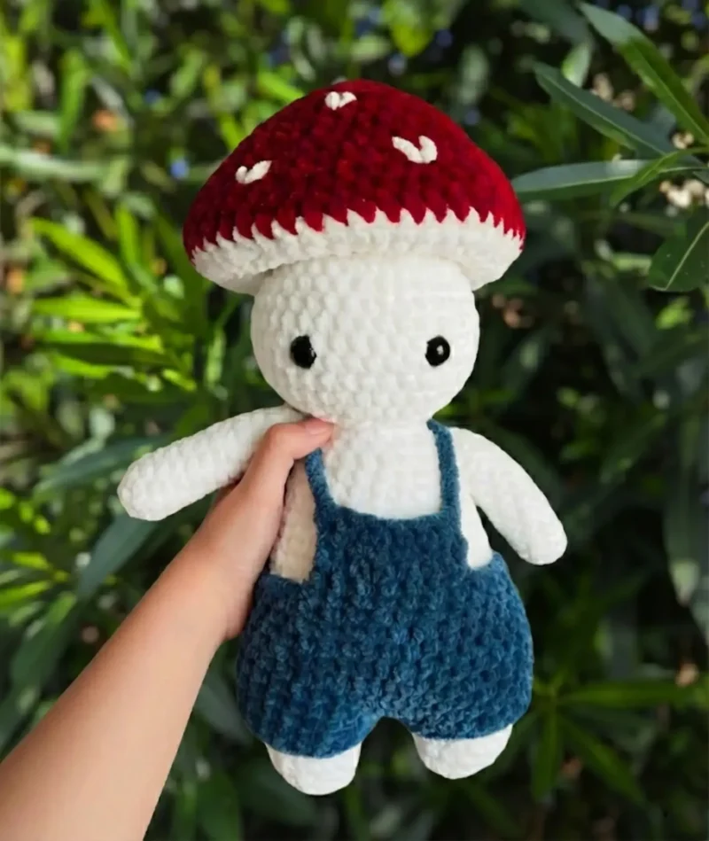 Mushroom amigurumi pattern: making Elliot in chenille yarn — photo 2