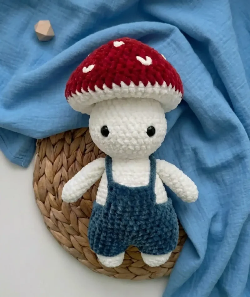 Mushroom amigurumi pattern: making Elliot in chenille yarn — photo 3