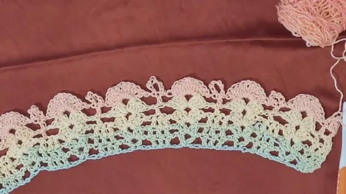 Open V-stitch capelet worked flat from 81 stitches — photo 3
