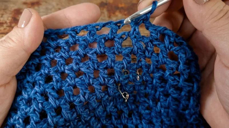 Openwork mesh crochet hat with ribbed brim pattern — photo 3