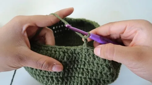 Ruffle hat crochet pattern for cold-weather wear — photo 3