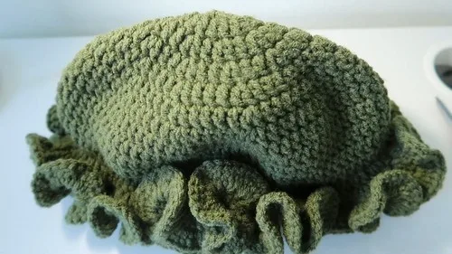 Ruffle hat crochet pattern for cold-weather wear — photo 2