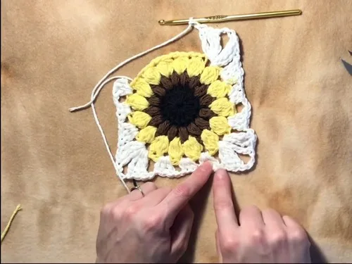 Sunflower crochet bag pattern with metal ring handles — photo 2