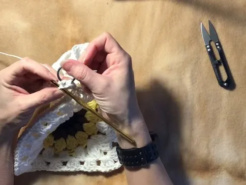 Sunflower crochet bag pattern with metal ring handles — photo 3
