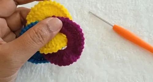 Three-color interlocking ring keychain pattern — photo 2