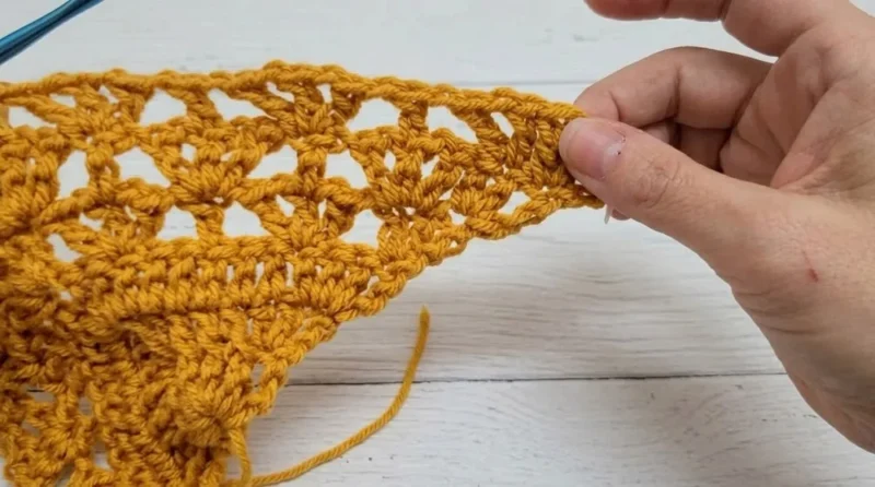 Triangle wrap shawl pattern with a six-row shell repeat — photo 3