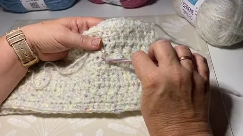 Lengthwise star stitch scarf with white pearl accents — photo 2