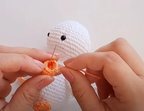 Amigurumi duckling pattern with wings and safety eyes — photo 3