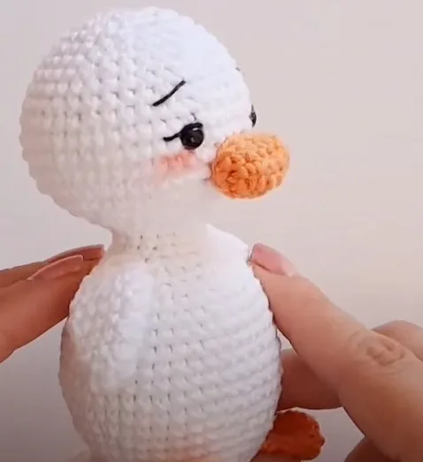 Amigurumi duckling pattern with wings and safety eyes — photo 2