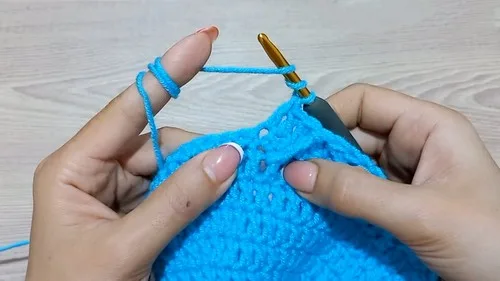 Arrow stitch beanie pattern with a flat crochet crown — photo 4
