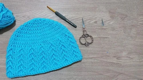 Arrow stitch beanie pattern with a flat crochet crown — photo 2