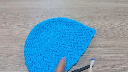 Arrow stitch beanie pattern with a flat crochet crown — photo 3