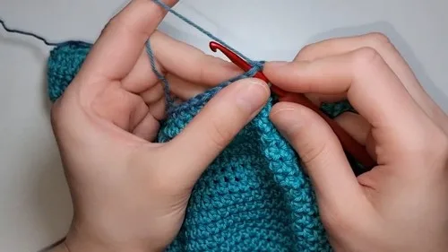 Crochet baby hat with ear flaps: two-hook pattern — photo 3