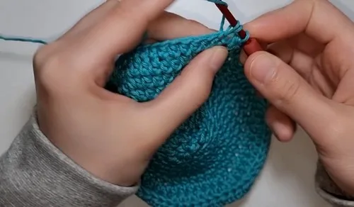 Crochet baby hat with ear flaps: two-hook pattern — photo 4