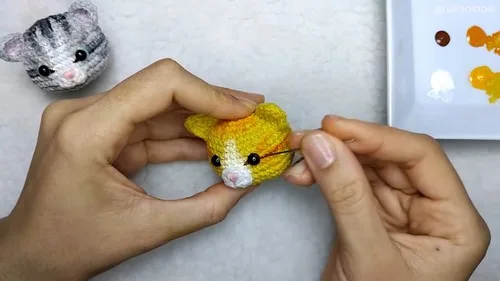 Crochet cat keychain pattern with painted face details — photo 2