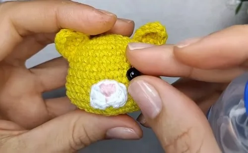 Crochet cat keychain pattern with painted face details — photo 3