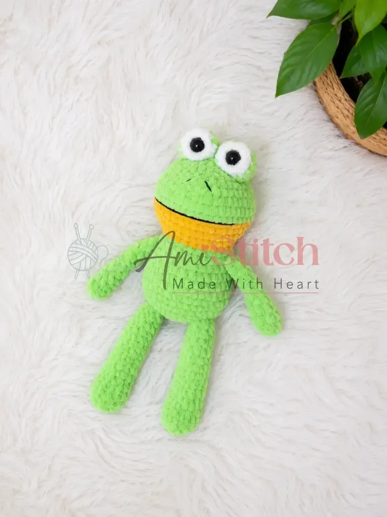 Crochet frog amigurumi with a one-piece spiral body — photo 2