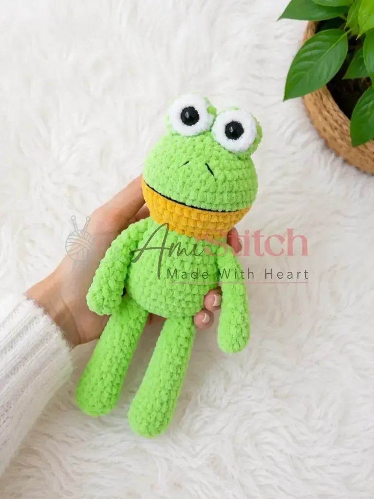 Crochet frog amigurumi with a one-piece spiral body — photo 3