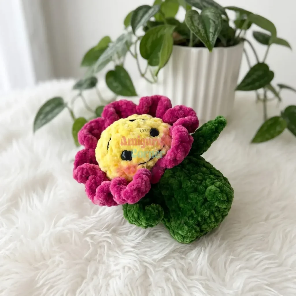 Flower amigurumi with a fanned petal trim