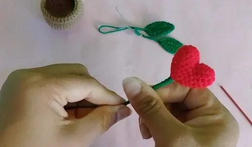 Heart-shaped flower pot topper crochet pattern — photo 3