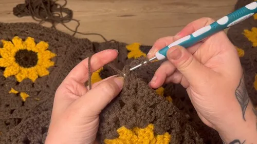 Sunflower granny square cardigan pattern with 12-petal motifs — photo 3