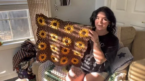 Sunflower granny square cardigan pattern with 12-petal motifs — photo 2